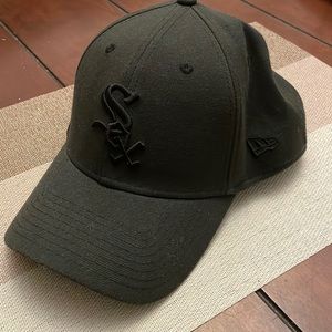 New Era Chicago White Sox hat flex fit medium large - black on black